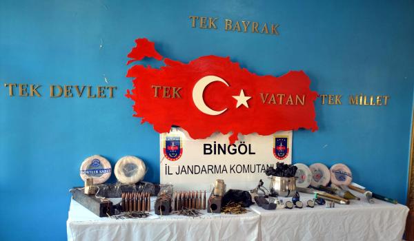 Bingöl'de PKK sığınaklarında patlayıcılar ele geçti