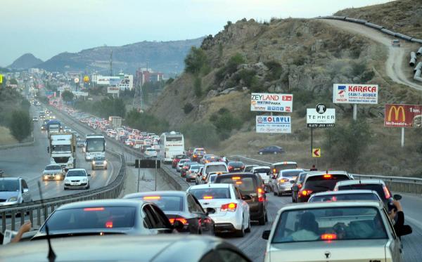 Afyon’da tatil dönüşü yollar kilitlendi