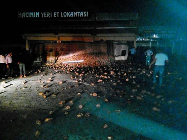 Pancar yüklü kamyon devrildi, sürücü yaralandı