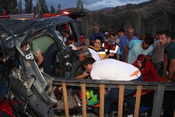 Otomobil orta refüjdeki demir korkuluklara çarptı: 1 ölü, 3 yaralı