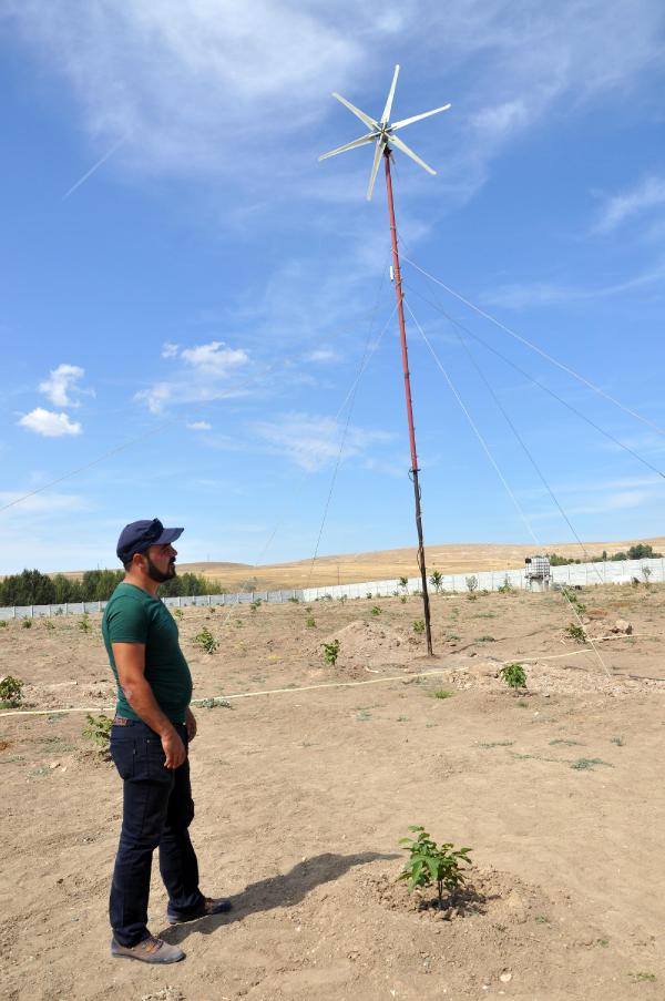Güneş paneli ve rüzgar türbini ile kendi elektriğini üretti