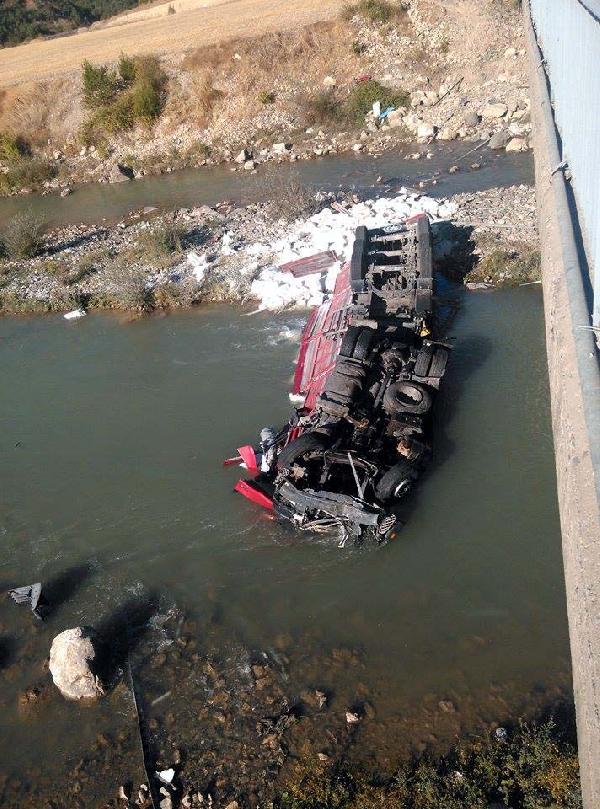 Un yüklü TIR Kelkit Çayı'na uçtu: 2 ölü
