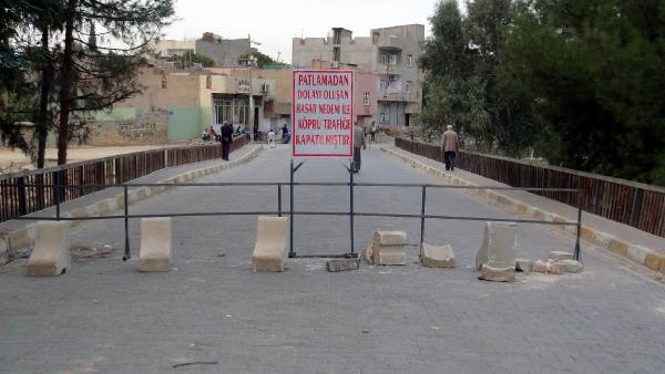 Nusaybin'de PKK'nın tahrip ettiği köprü trafiğe kapatıldı