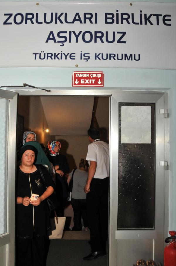 Rize’de 1600 kişinin işe alınacağını duyanlar kuyruk oluşturdu
