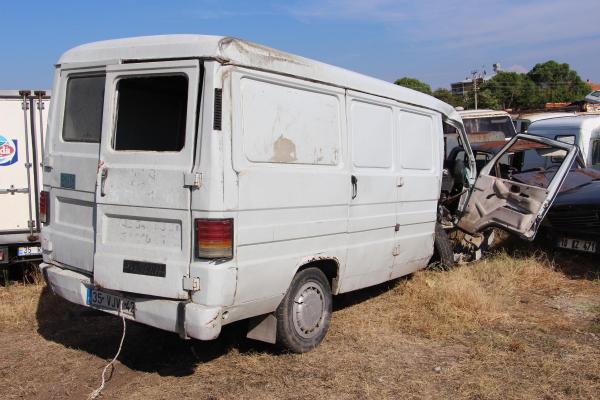 Minibüsle otomobil çarpıştı: 1 ölü, 6 yaralı
