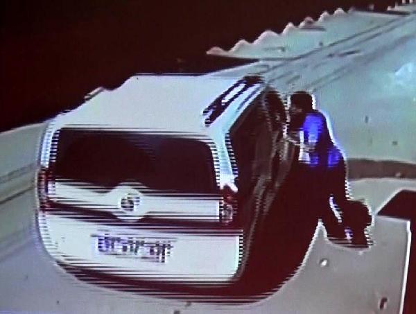 Hareket halindeki araca asıldı, ölümden kıl payı kurtuldu