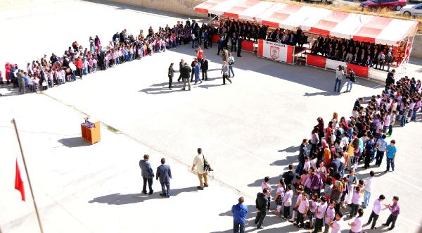 Protokoldekiler gölgede, öğrenciler güneş altında