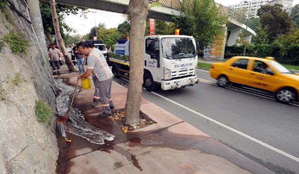 Şişli'de taksicilerin seyyar tuvaleti haline gelen üstgeçit, parfümlü sularla yıkanıp kapatıldı