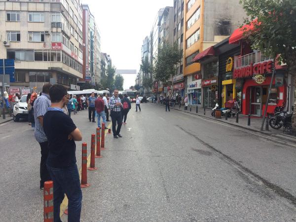 Cadde tıkandı vatandaşlar  yürümek zorunda kaldı