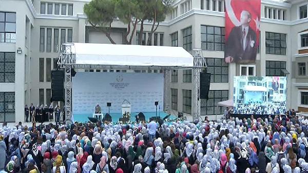 Erdoğan kızlarının mezun olduğu okulun yeni binasını açtı