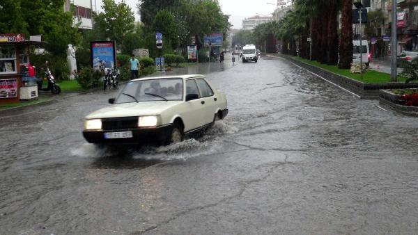 Sağanak yağmur Çanakkalelilere zor anlar yaşattı