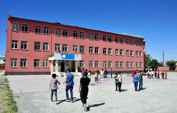 Van'da boykota uyulmadı, yakılan okulda ise eğitim verilemedi