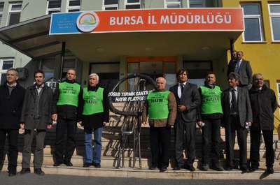 Termik santrale olumlu rapor veren müdürlüğe siyah çelenkli protesto