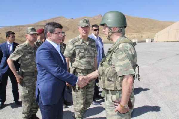 Genelkurmay, Başbakan Davutoğlu'nun askerlerle karavana yerken fotoğraflarını yayınladı