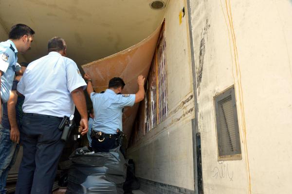 Hırsızlık ihbarına gittiler, 100 bin kaçak sigara ele geçirdiler