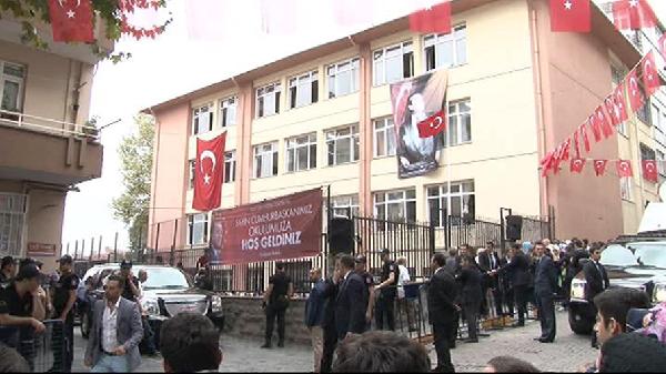 Erdoğan'a siyah önlüklü ilkokul fotoğrafı hediye edildi