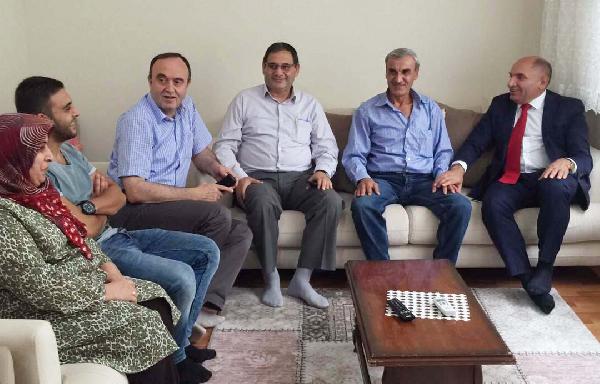 CHP'li Tarhan, Irak'ta serbest bırakılan işçiyi evinde ziyaret etti