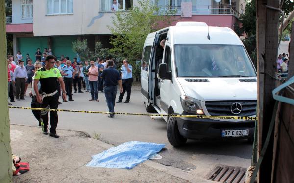 3 yaşındaki çocuk minibüsün altında can verdi