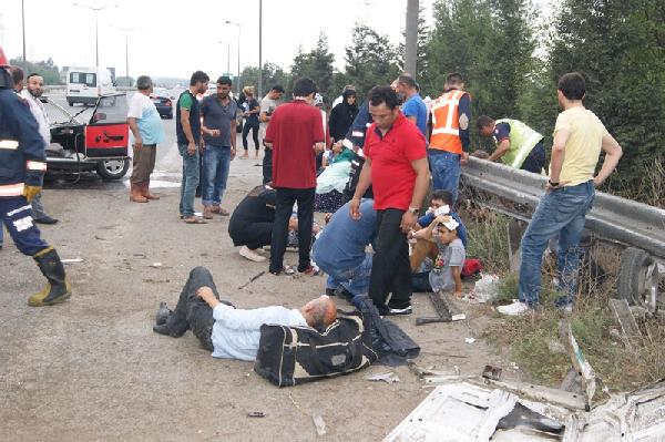 TEM'de bariyerlere çarpan otomobildekiler yola savruldu: 7 yaralı