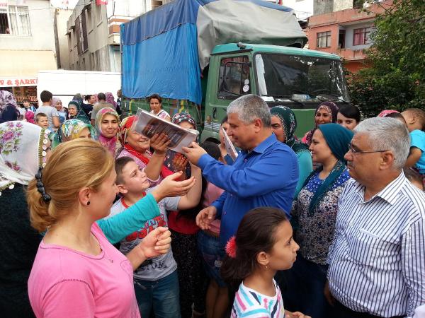 MHP'li vekilin kırtasiye dağıttı çocuklar 'bozkurt' işareti yaptı