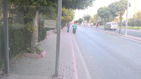 Durağa 'Dikkat cam var çarpmayın' yazısı