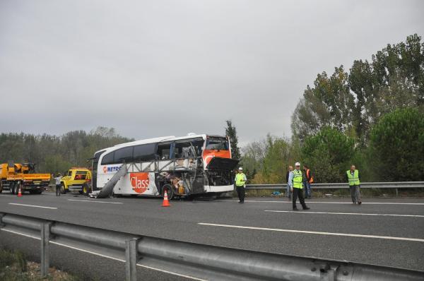 Kamyon, arıza şeridindeki otobüse çarptı: 2 ölü, 4 yaralı