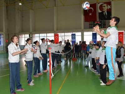 Bursa Büyükşehir Belediyesporlu voleyculardan engelli sporculara moral desteği