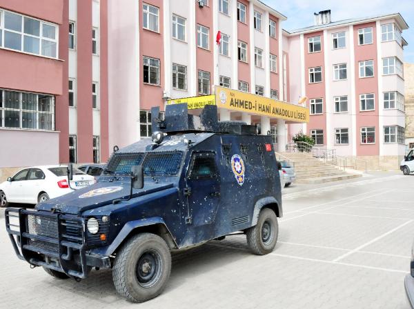 Van'da PKK'lılar okula gece bomba attı