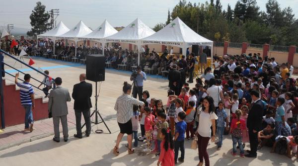 Gaziantep’te, ders yılı açılışında öğrenciler güneş altında kaldı
