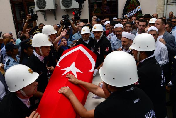 Adana 2 polis şehidini uğurlarken yakınları tepkilerini haykırdı (3)