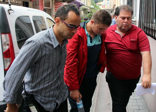 Lisede sınıf başkanı, sınıfa girmeyen öğrenciyi bıçakladı