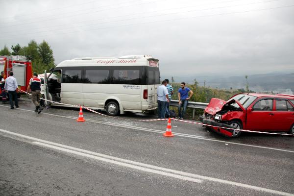 Yolcu minibüsü otomobille çarpıştı: 9 yaralı
