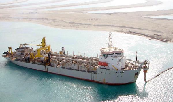 Dubai'deki Palmiye Adaları'nın yapımında kullanılan gemi, 3'üncü havalimanı için dolgu yapıyor