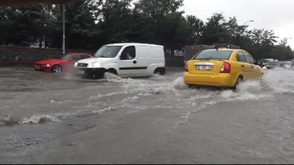 Ümraniye'de birçok ev ve işyeri sular altında kaldı