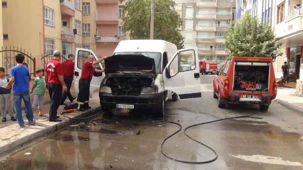 Adıyaman’da park halindeki minibüs yandı