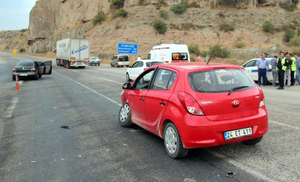 Suşehri'nde otomobiller çarpıştı: 3 yaralı