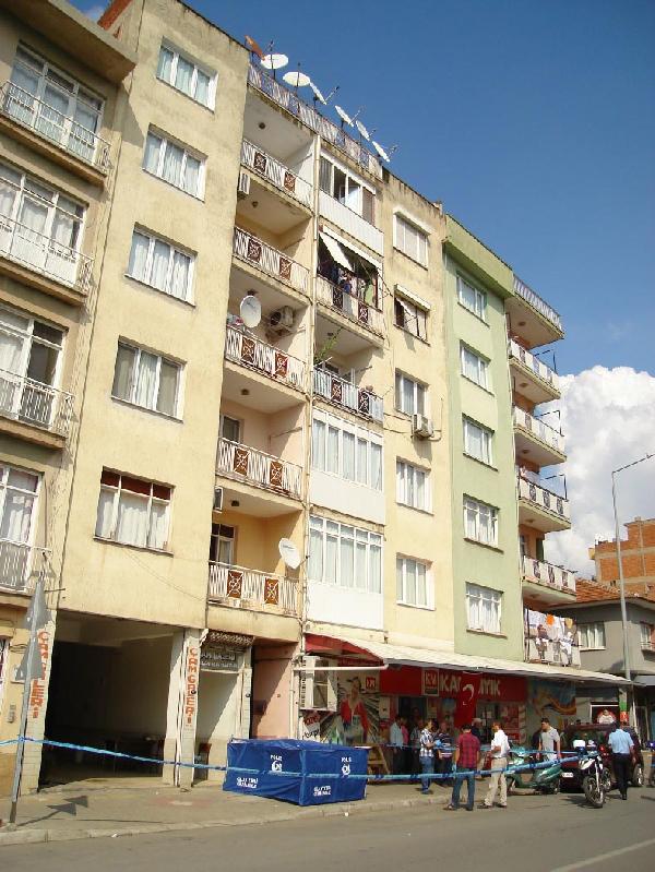 6'ncı kattan ölüme atladı