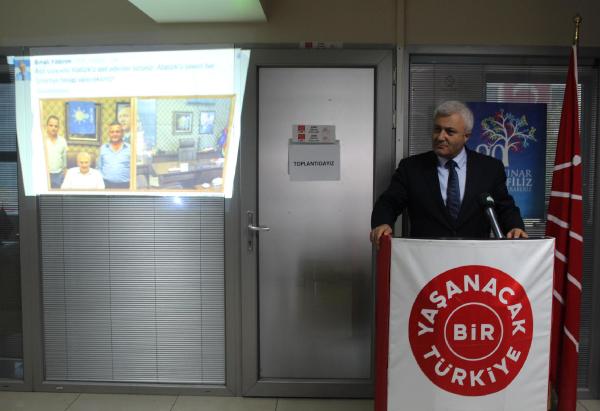 İzmir'de 'Atatürk'ü AK Parti bayrağıyla kapattın' tartışması