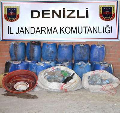 Denizli'de bir evde bin 455 litre izinsiz şarap ele geçirildi