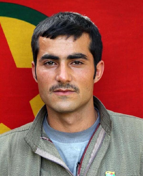 HDP'li vekil teröristin mezarına çiçek koydu