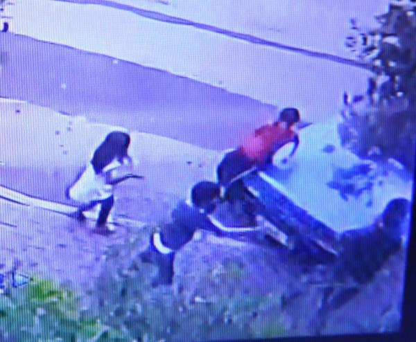 Çocuk sürücü izinsiz aldığı otomobille kaldırımdaki çocukları ezdi