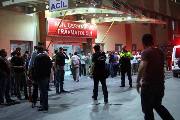 Batman'da polis aracına PKK saldırısı; yaralılar var