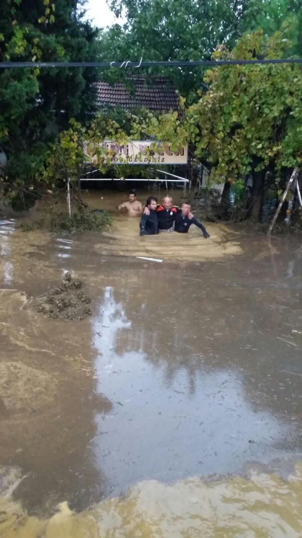 Gemlik'de sağanak yağmur ev ve işyerlerini bastı