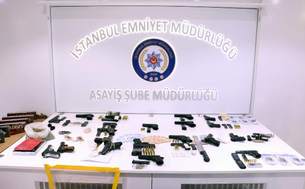 "Yeditepe Huzur" uygulamasında ele geçirilen malzemeler emniyette sergilendi