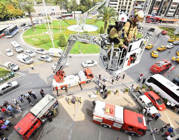 İzmir'de itfaiyeden nefes kesen tatbikat