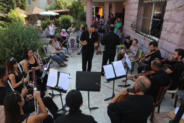 Yaşlılara klasik müzik ziyafeti
