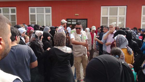 Suriyeliler'in 50 liralık yardım izdihamı