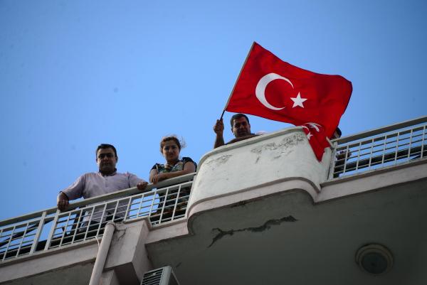 Adana'da işten atılan işçiler dama çıktı