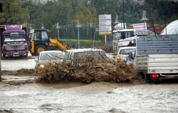 Şiddetli sağnak Sapanca'yı vurdu