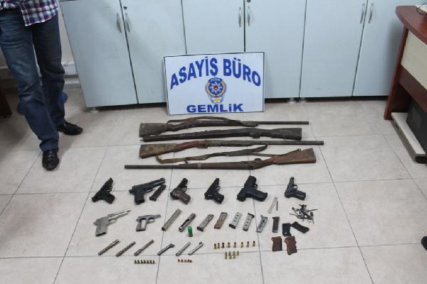 Şemsiye tamir atölyesi değil, silah deposu